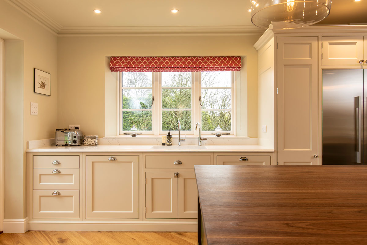 Classic kitchen with an under mounted Shaw’s ceramic sink